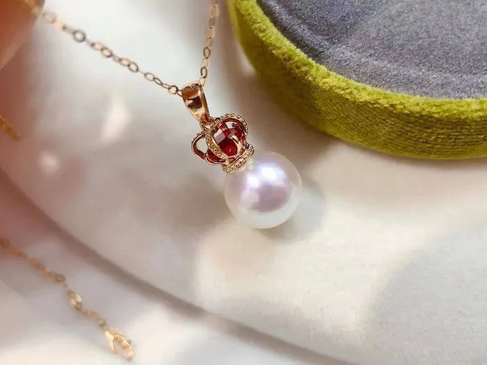 Pearly Lustre Necklaces Elegant Queen 18K Solid Gold Pearl Necklace KN00006