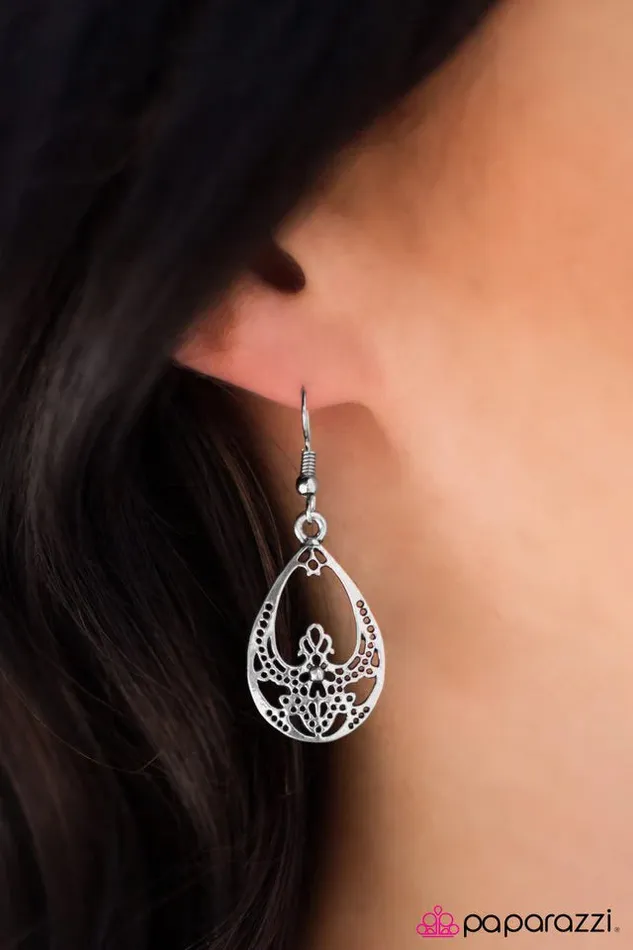 Paparazzi Jewelry Earrings Paparazzi Earring A HOLE New World Silver