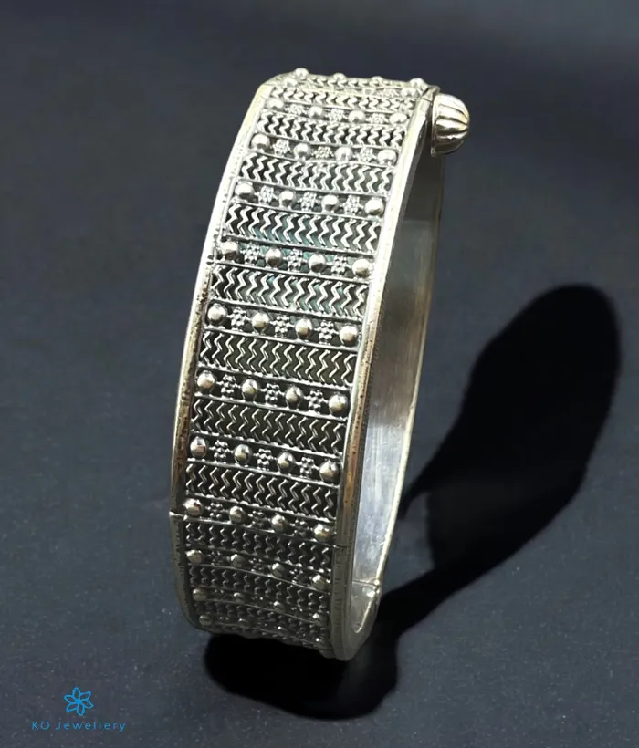 Bracelets Silversmith The Muktika Silver Antique Openable BraceletSizeOxidised22242628 Bracelets Silversmith The Muktika Silver Antique Openable BraceletSizeOxidised22242628