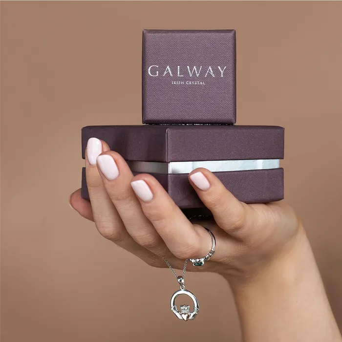 Necklaces Galway Galway Green Crystal Sparkle Claddagh Silver Pendant 164 Gms Rhodium Plated Necklaces Galway Galway Green Crystal Sparkle Claddagh Silver Pendant 164 Gms Rhodium Plated